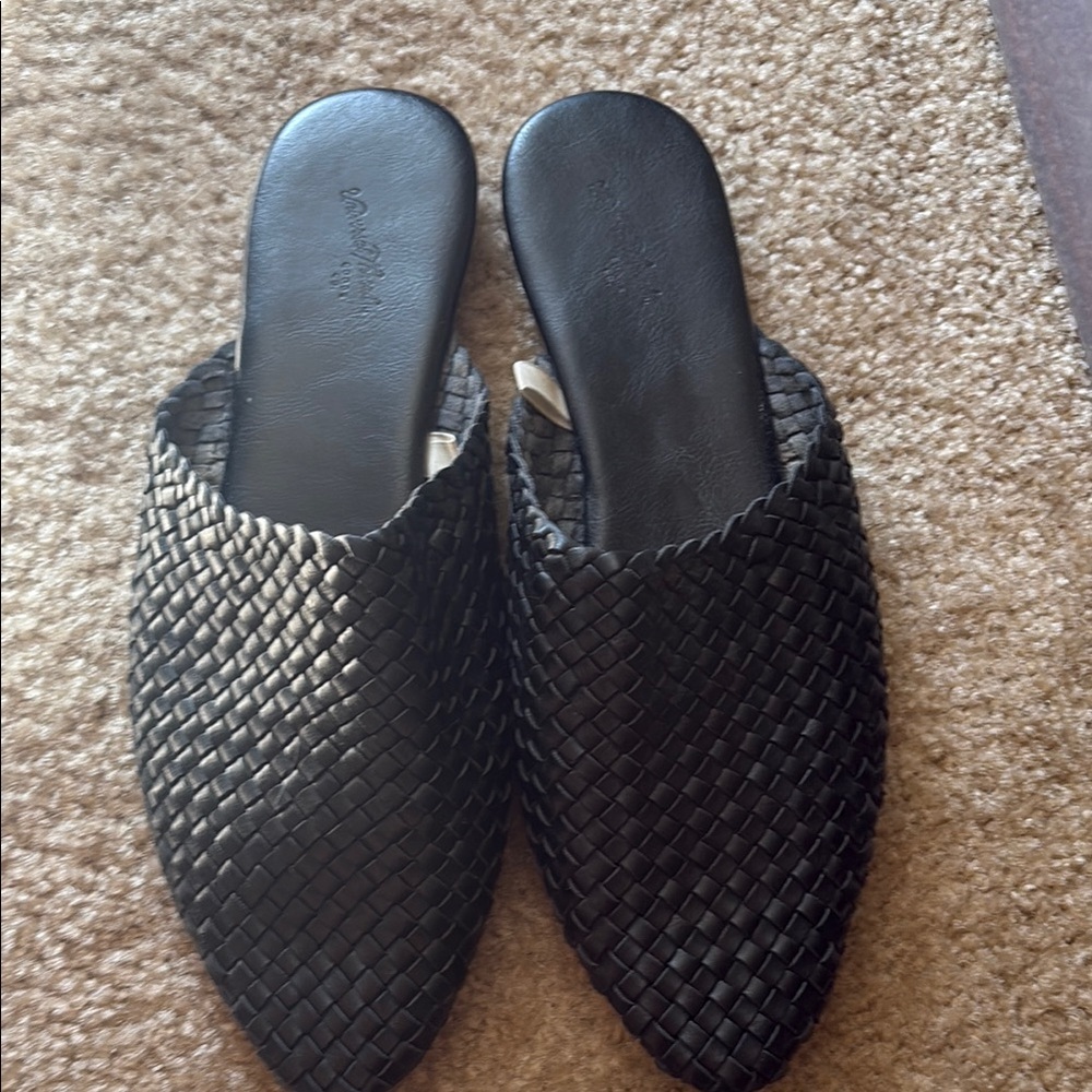 Universal Thread Black Leather Basket-Weave Mules